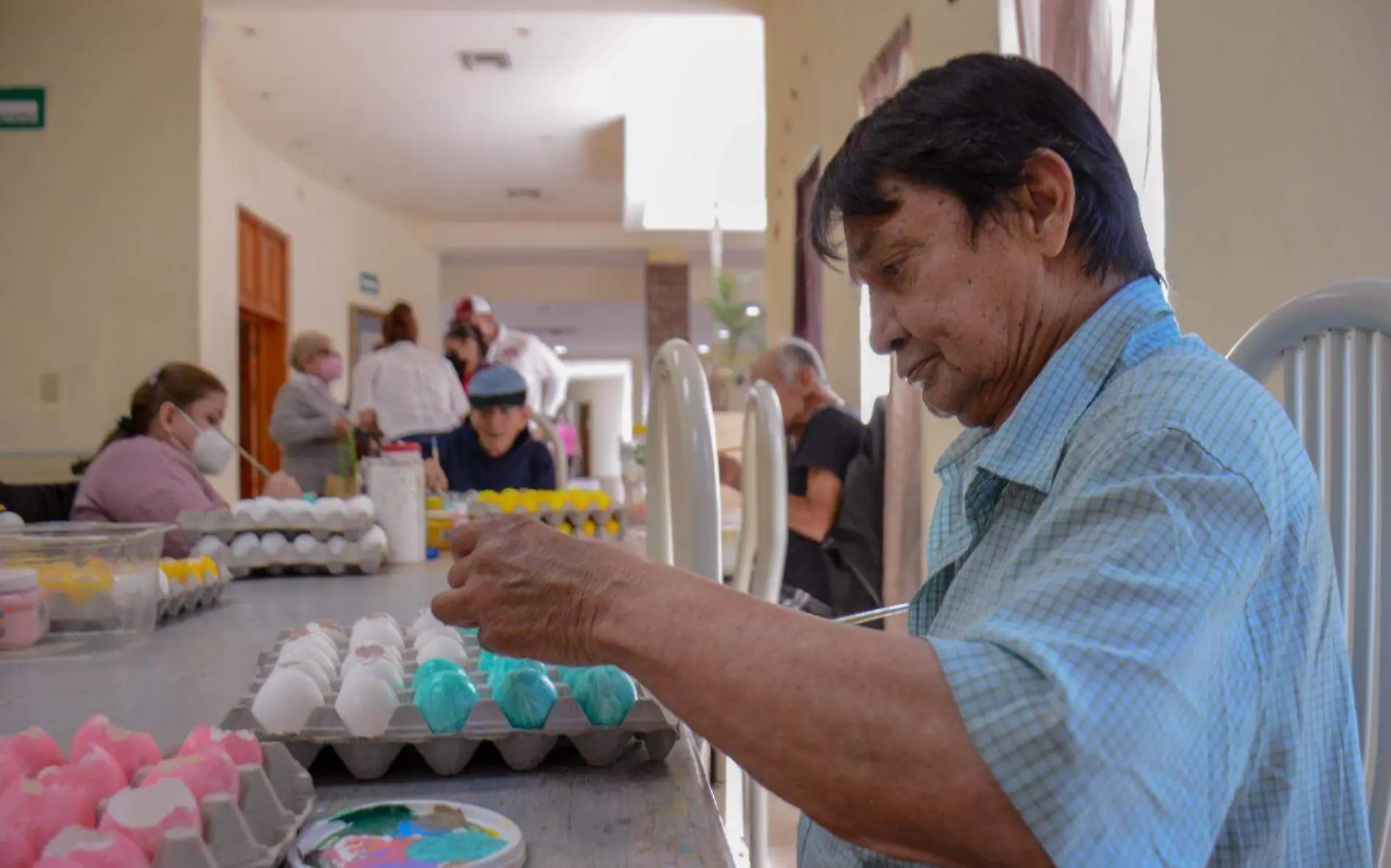 Abuelitos pintan cascarones con motivos de Pascua en Nuevo Laredo Asilo Vida y Esperanza (2)